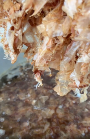 出汁をとる様子