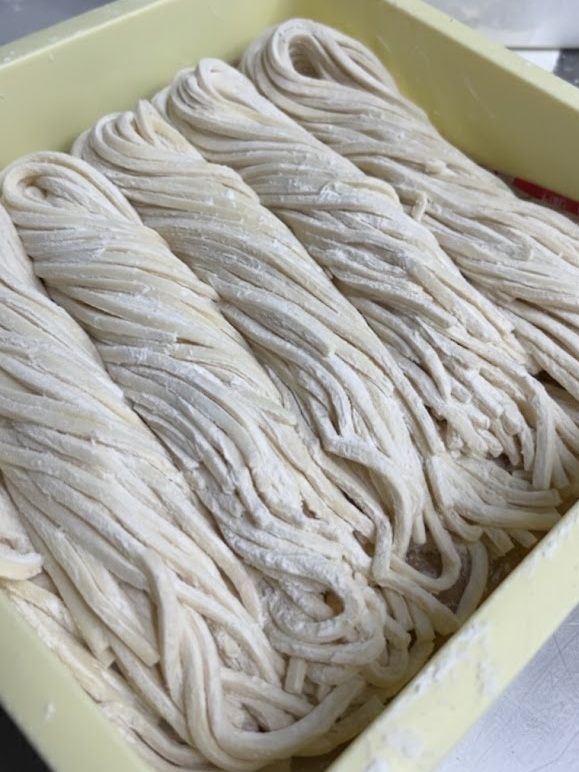 うどんの製麺作業